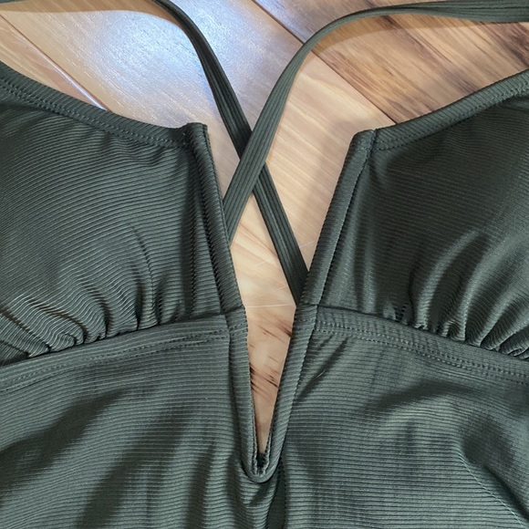 V- Cut one piece swimsuit - Picture 2 of 4